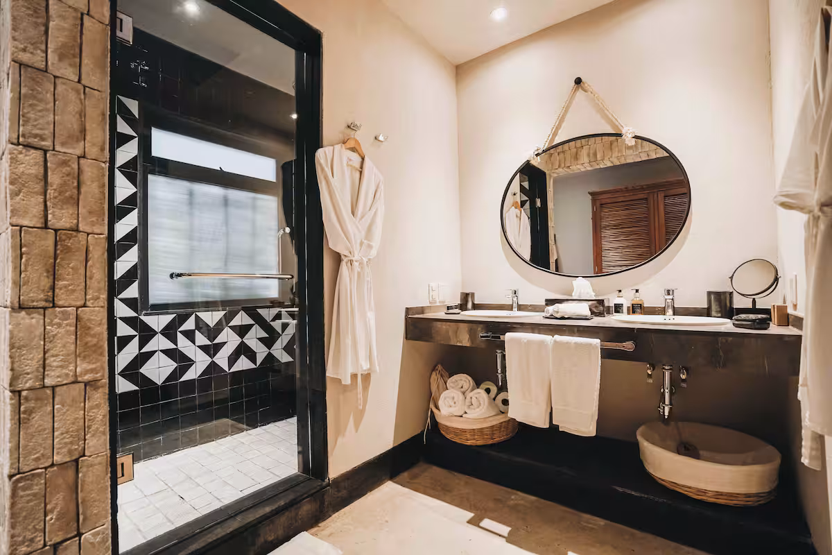 Premium Suite Two Queens | Private Patio - Image 3
