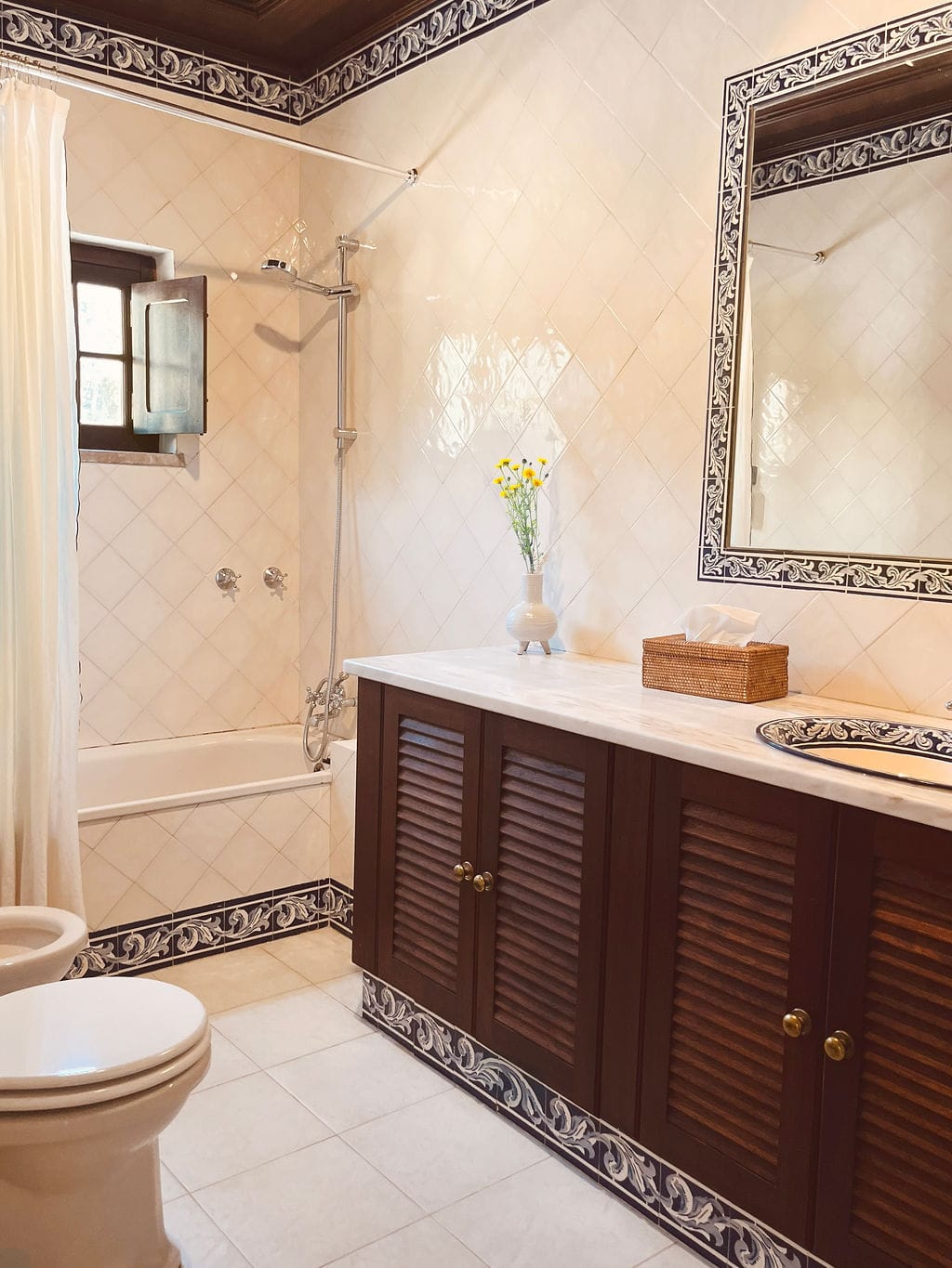 Farmhouse Room with Shared Bathroom - Image 6